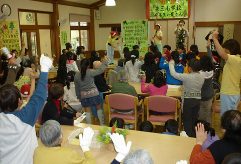 朱三小学校の4年生がデイサービスに!